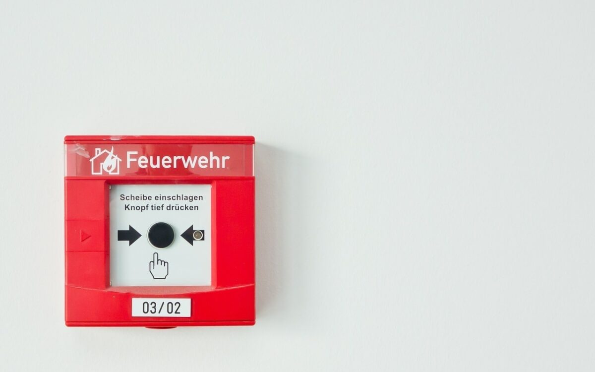 Ein Feuermelder an einer Wand Ein Feuermelder an einer Wand